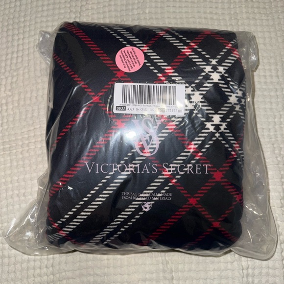 🖤Victoria’s Secret Cozy-Fleece Blanket - Black/Red/White Plaid - NWT - 60” x 50” - Picture 4 of 8